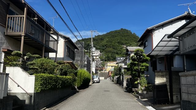 地方の道路沿いに並ぶ住宅。空き家が増える地方の暮らしをイメージした風景。