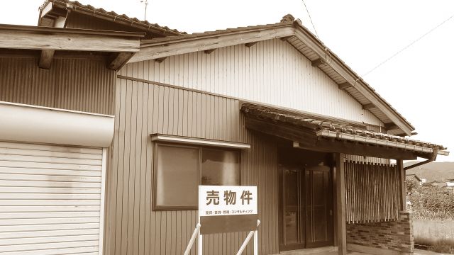 売り家の看板が立てられた昭和の一戸建て住宅。相続や空き家問題を考えるイメージ。